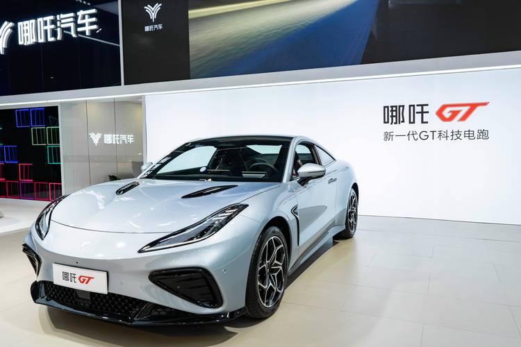 深圳336哪吒汽车在智能汽车领域的表现，领途汽车在新能源汽车市场中的影响力